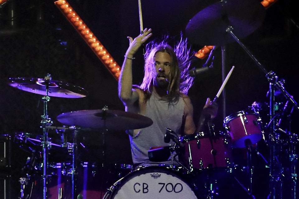 Taylor Hawkins in actie als drummer van Foo Fighters.