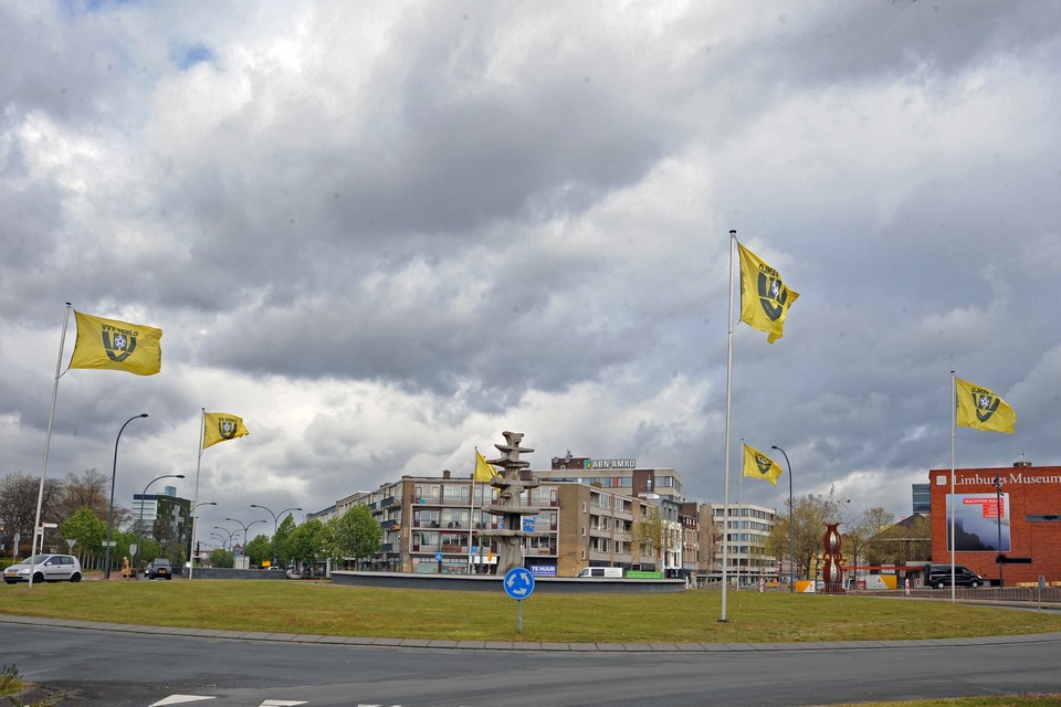 De VVV-vlaggen bij het Koninginneplein in Venlo. 