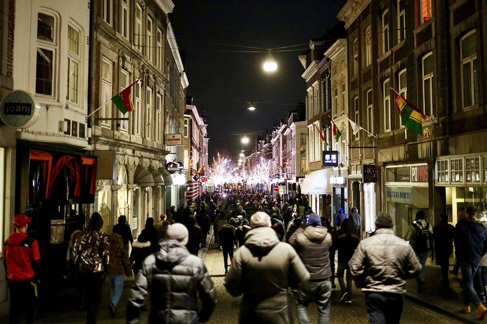 Aanhangers van MVV gingen dinsdagavond in Maastricht de straat op om hun stad te beschermen. 