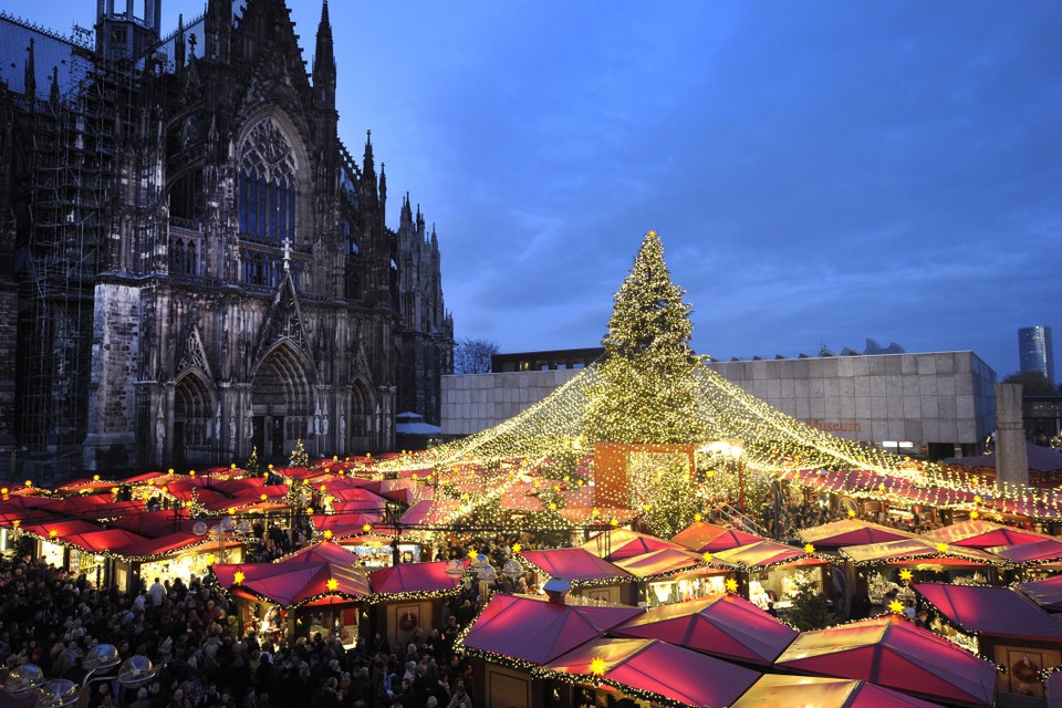 Kerstmarkten als die van Keulen (foto), Düsseldorf en Aken gaan - zoals de vlag er nu bij hangt - door. 