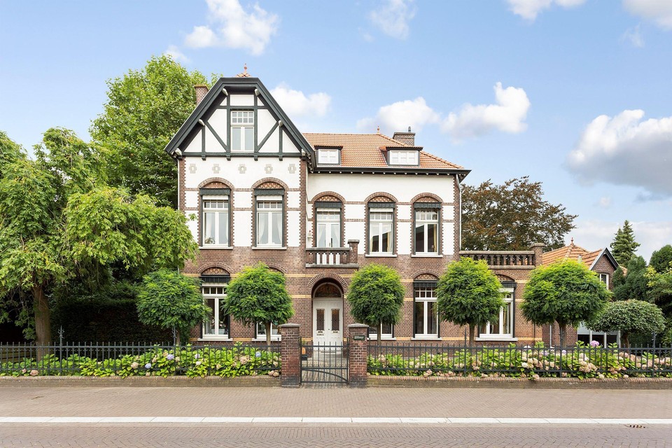Deze 120 jaar oude chaletwoning staat in Reuver te koop. 