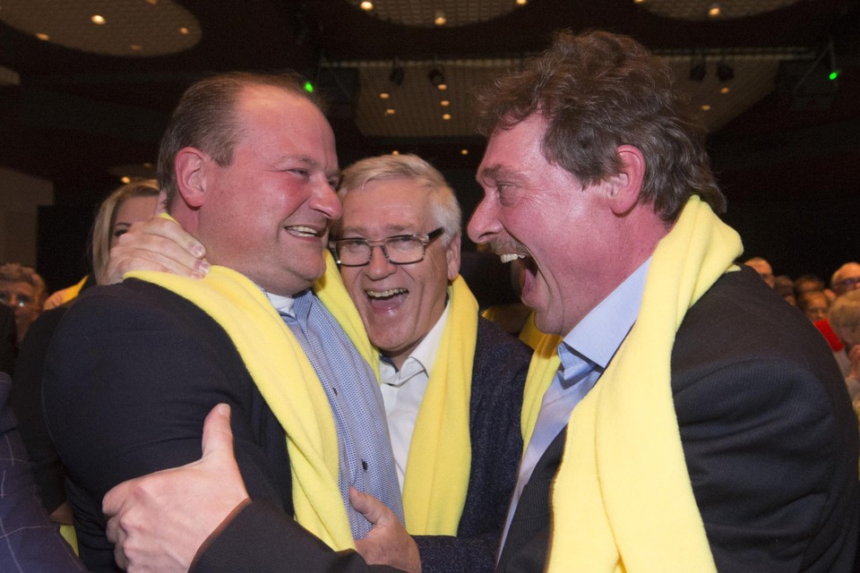 Leon Geilen (l) , Pieter Meekels (m) en Marcel Huijveneers vieren de verkiezingszege van GOB in 2018. 