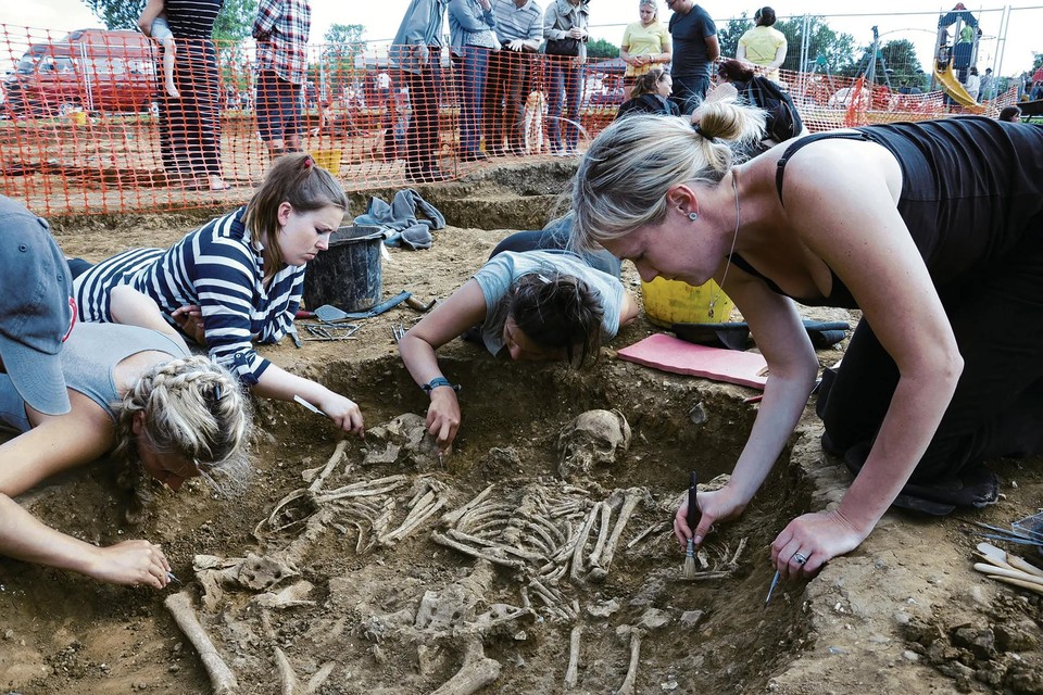Vrouwengraf op begraafplaats in Oakington, Cambridgeshire (ca. 450-570), met graven van Britten, Germanen én mensen van gemengde afkomst.  
