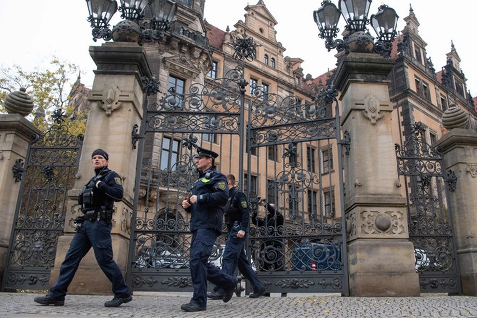 Agenten verlaten het Residenzschloss in de Duitse plaats Dresden. 
