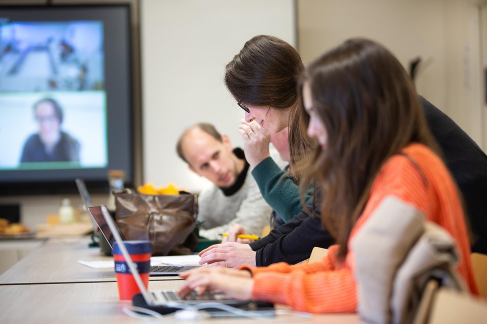 Studenten van de Universiteit Maastricht live in Maastricht en online op afstand bezig met de Wikithon. 