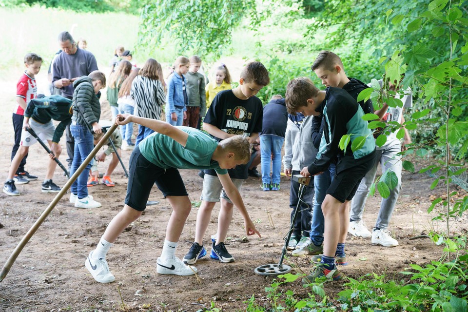 Schoolklassen van De Maaskei mochten een kijkje nemen bij de opgravingen.