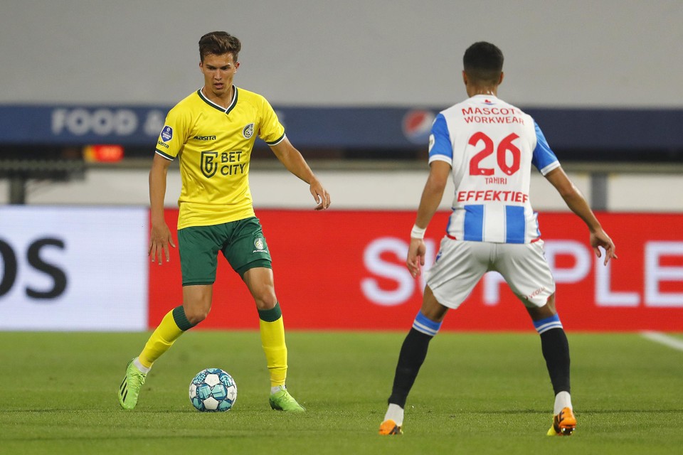 Cole Bassett (links) in actie tegen Heerenveen. 