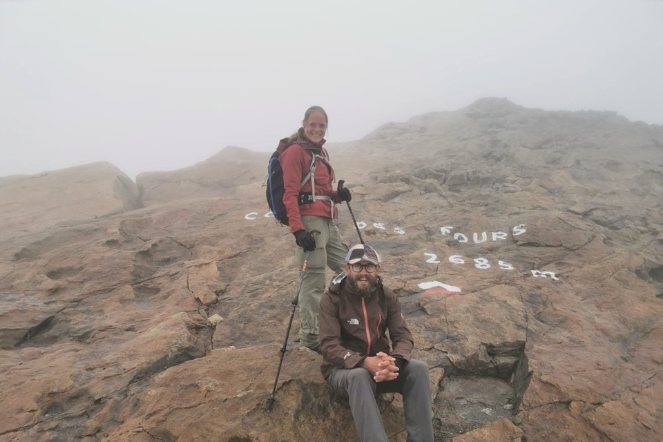 Sanne Sijben en Roy Barents tijdens hun trektocht rond de Mont Blanc. 