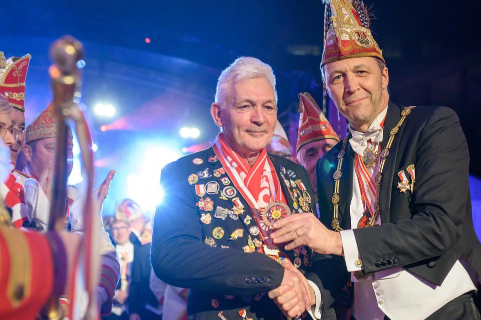 Peter Trompetter (l) krijgt ‘Iere orde’ omgehangen.