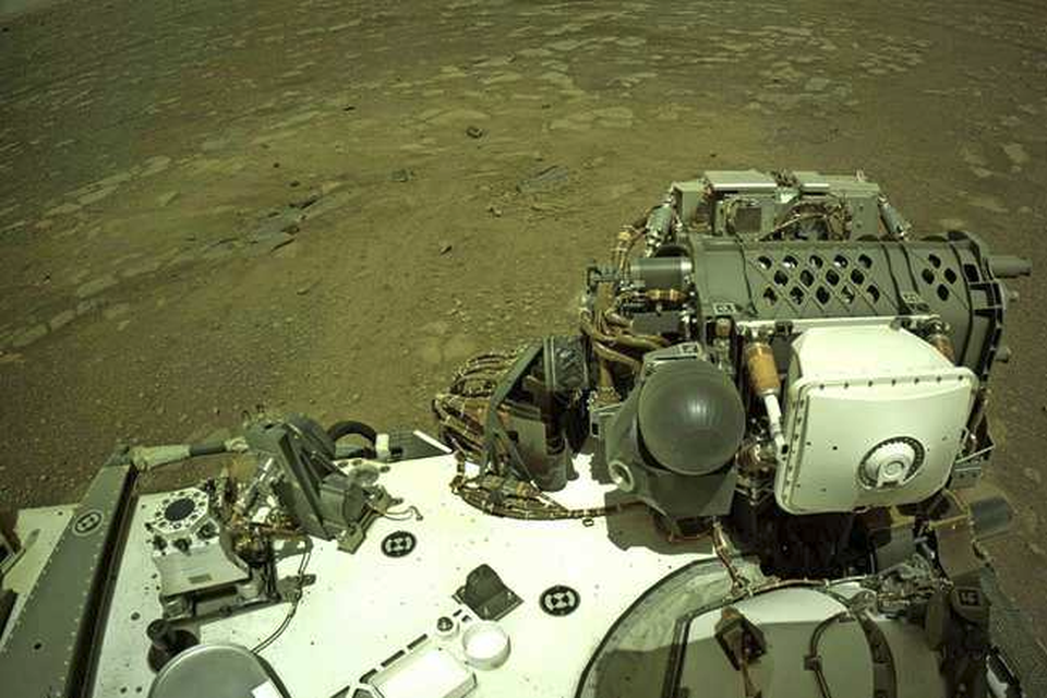 Marsvoertuig Perseverance in actie op Mars, waar het een eerste succesvolle testrit heeft afgelegd. 