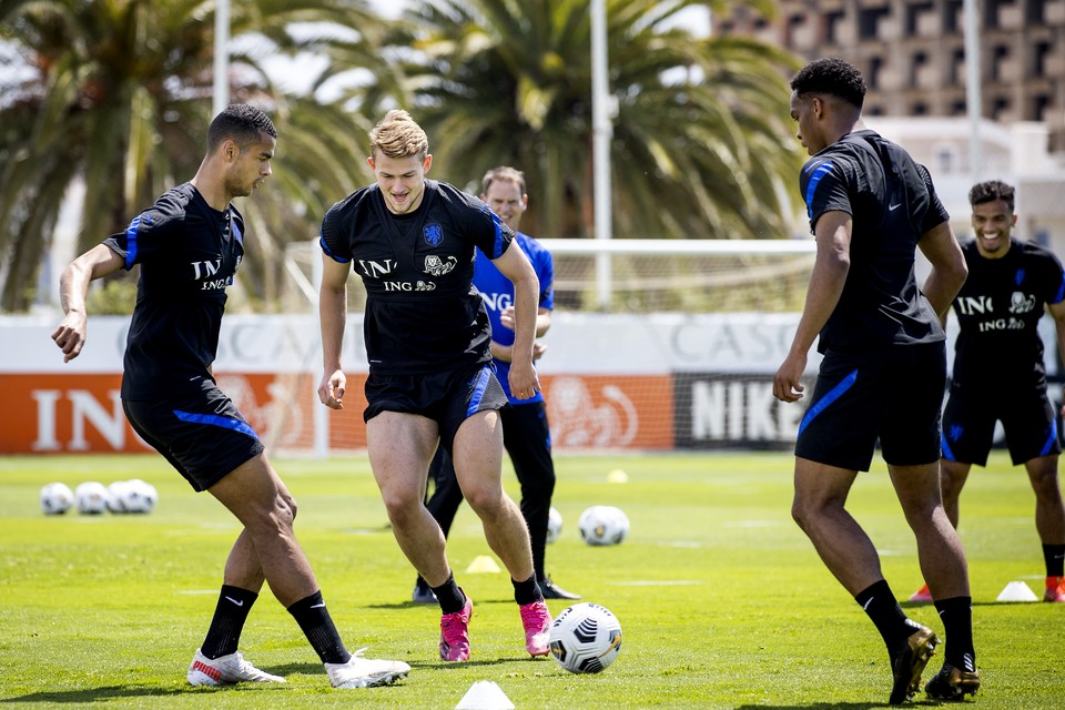 Matthijs de Ligt (tweede van links) wekte de suggestie geen prik te willen, maar kwam daar in het weekeinde op terug door te stellen ‘absoluut voorstander’ van vaccineren te zijn.