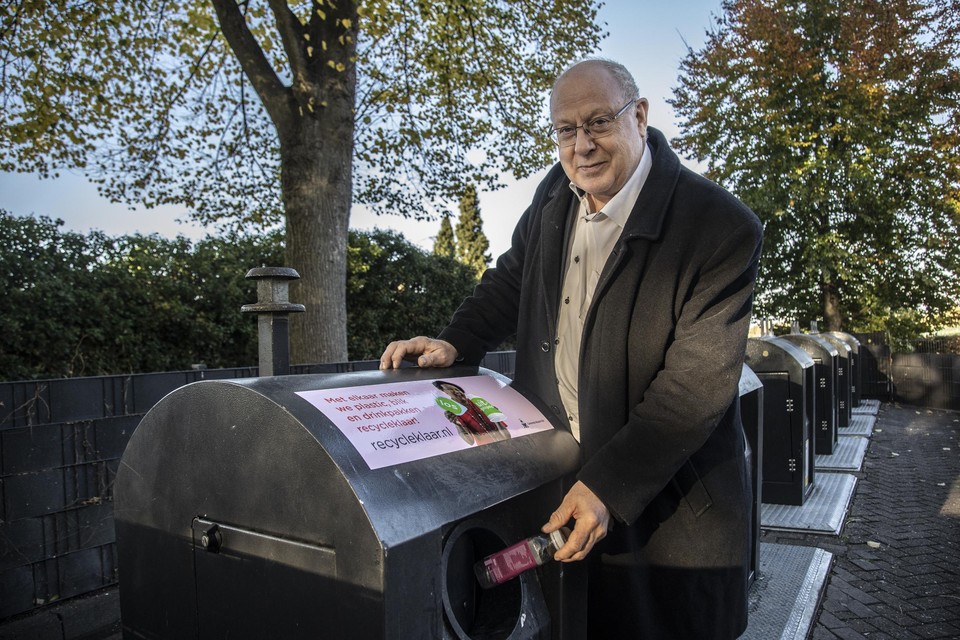 WethouderJohn Aarts in november 2021 bij de lancering van een campagne om mensen beter afval te leren scheiden. 