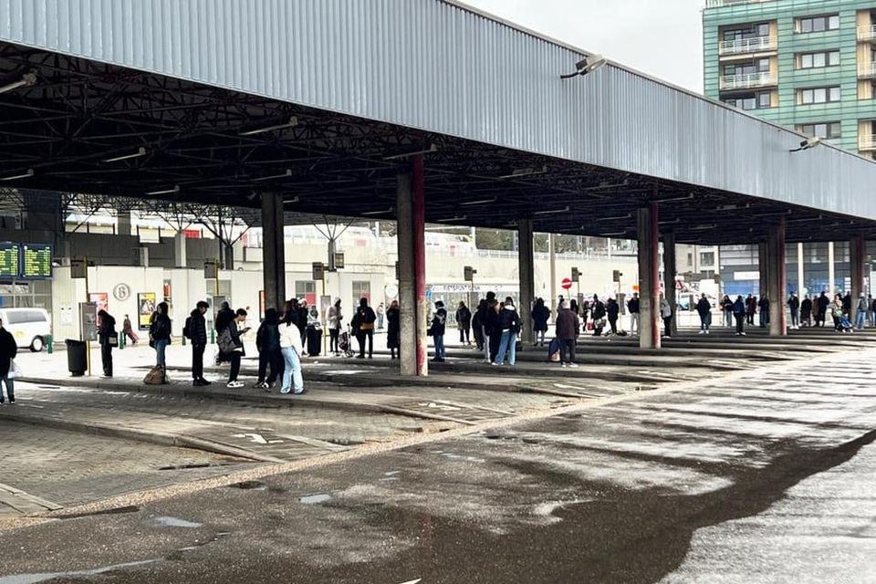 In de nasleep van de zware agressie brak er donderdagochtend een spontane stakingsactie uit bij De Lijn. Daardoor strandden er tientallen passagiers aan het station van Genk.