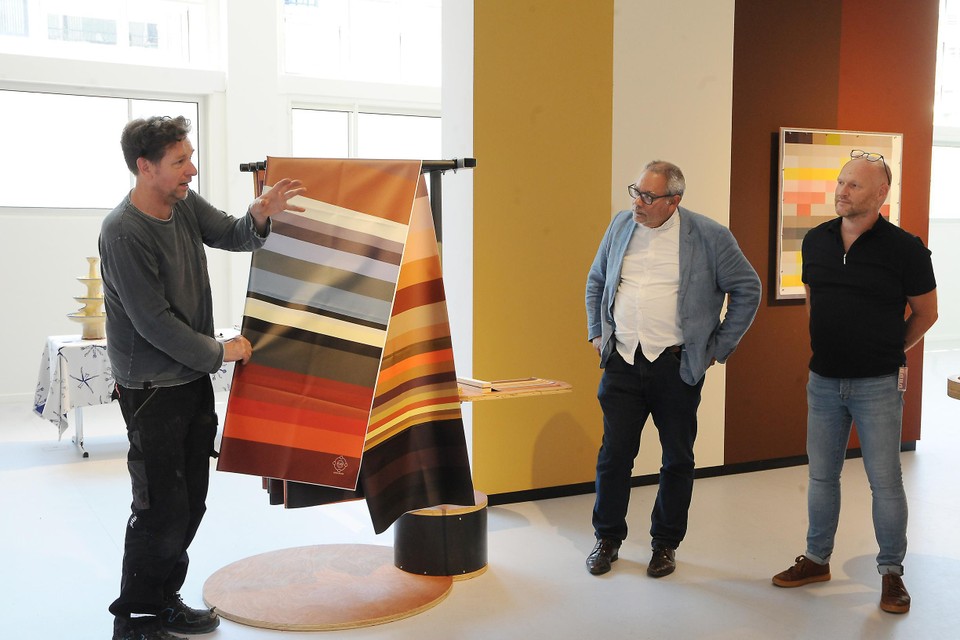Kunstenaar Robbert van der Horst legt zijn project uit, rechts museumdirecteur Paulo Martina en projectleider Hans Lenders (geheel rechts).  