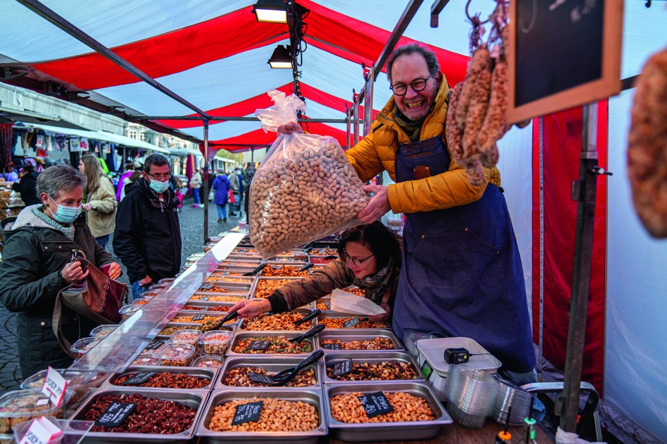 Gerty en Jean Pappers uit Puth staan met hun noten en worst op verschillende markten in Limburg. 