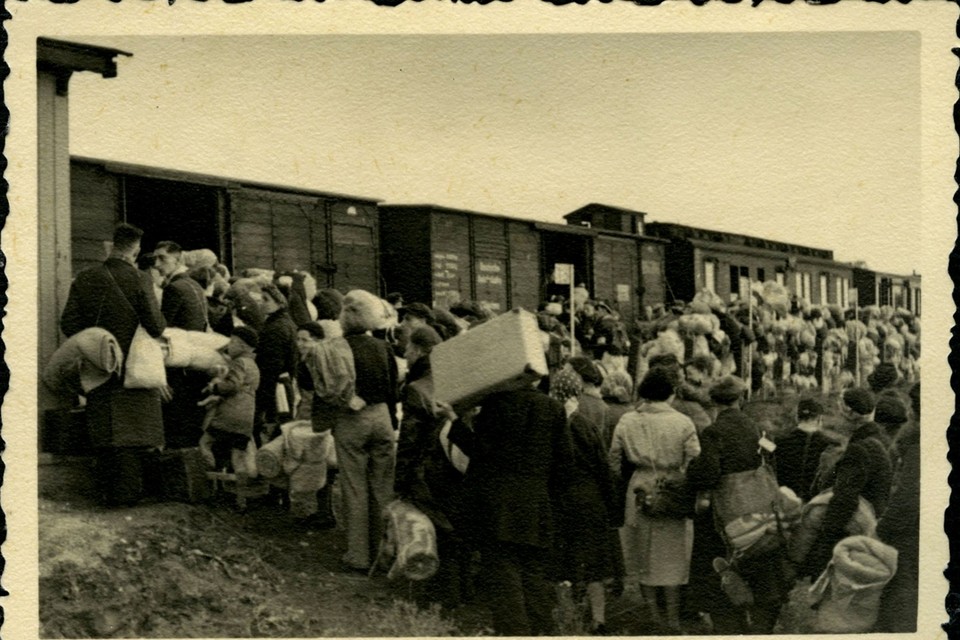 Joden stappen in op Station Hooghalen bij Westerbork. De foto is gemaakt door de beroemde Joodse fotograaf Rudolf Breslauer, die in Westerbork kwam rond de tijd dat de Coseltransporten begonnen. Dit is dan ook zeer waarschijnlijk een van de Coseltreinen. 