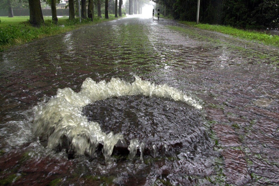Als het zo hard regent dat het riool het niet meer aankan, zijn de riooloverstorten de tijdelijke oplossing. Langs de Vlootbeek in Roerdalen komen er zeven. 