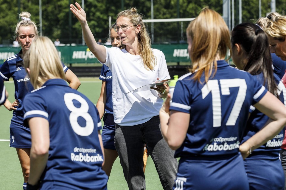 Coach Nieke Laumans van hockeyclub Delta Venlo coacht haar speelsters. 