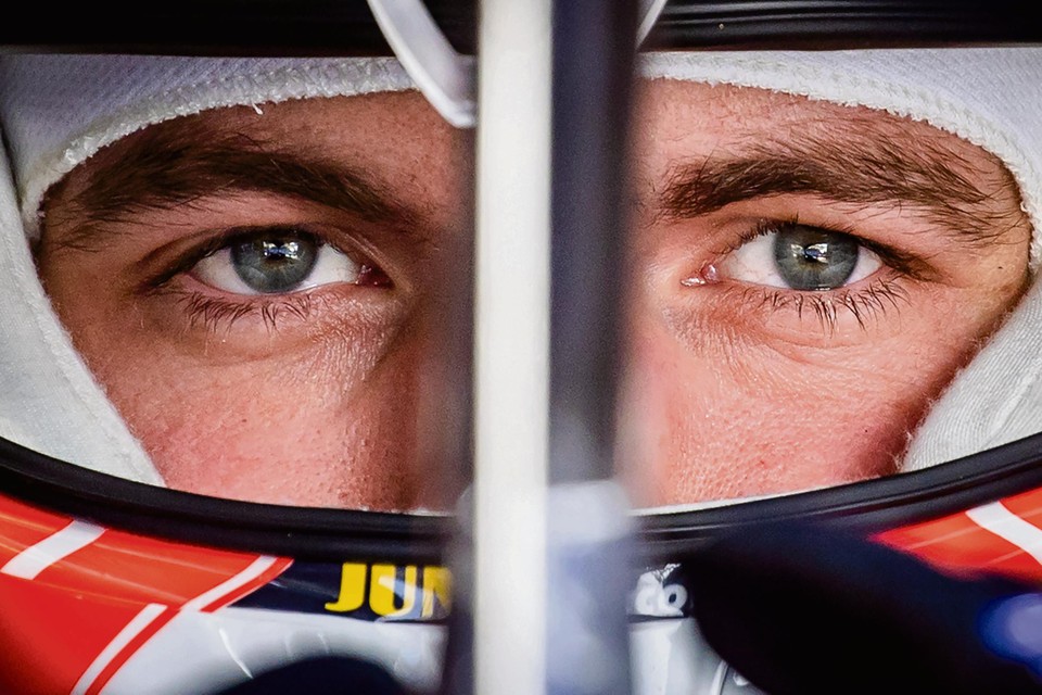 Max Verstappen is gefocust op het nieuwe seizoen. Lukt het hem om dit jaar zijn derde wereldtitel op rij in de Formule 1 te veroveren?
