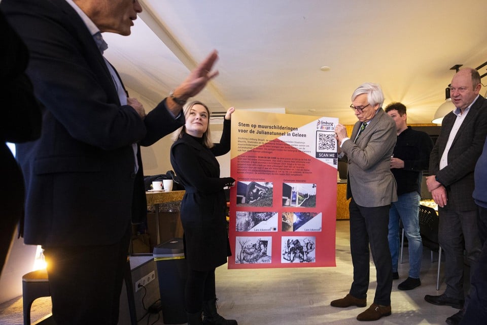 Fleur Lemaire onthult met wethouder Andries Houtakkers de schetsen voor de murals in Geleen.