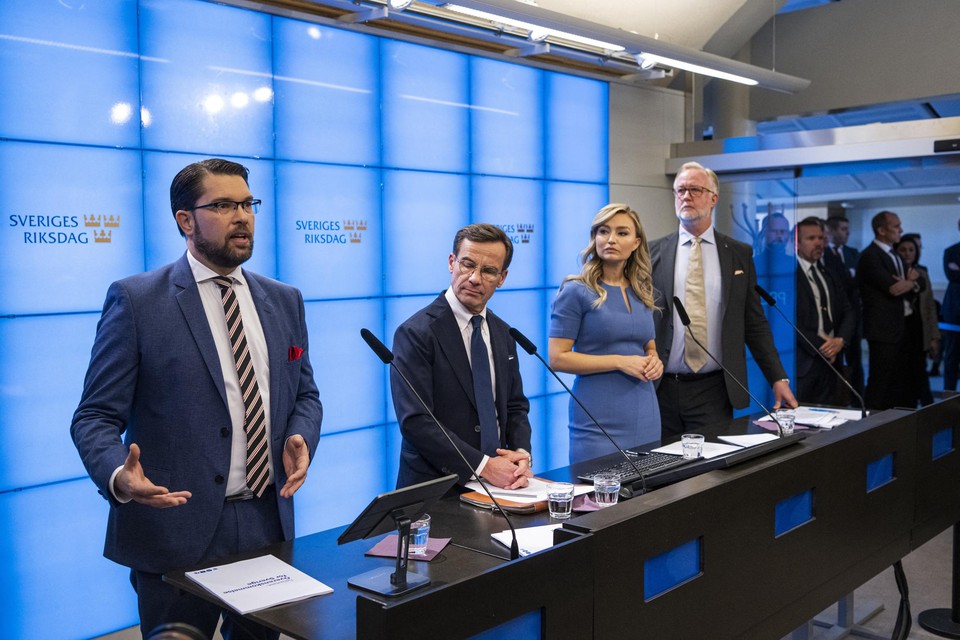 Jimmie Akesson, premier Ulf Kristersson, Ebba Busch en Johan Pehrson (vlnr) lichten hun regeerverklaring toe in Stockholm. 