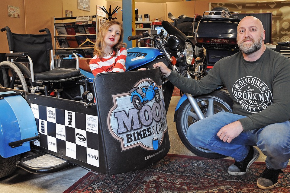 Ynze Aerdts met dochter Moon in één van de naar haar genoemde zijspanmotoren. 