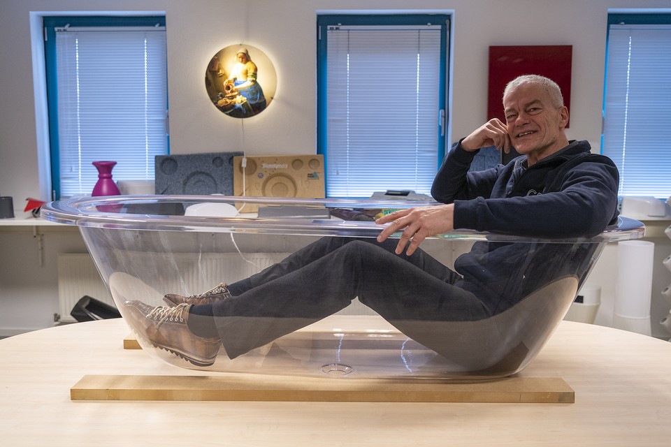 Directeur Han Dirks van het Reuverse bedrijf GFS in het prototype badkuip voor Adelheid Roosen. 