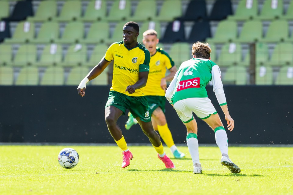 Bassala Sambou in actie in het oefenduel tegen Dordrecht. 