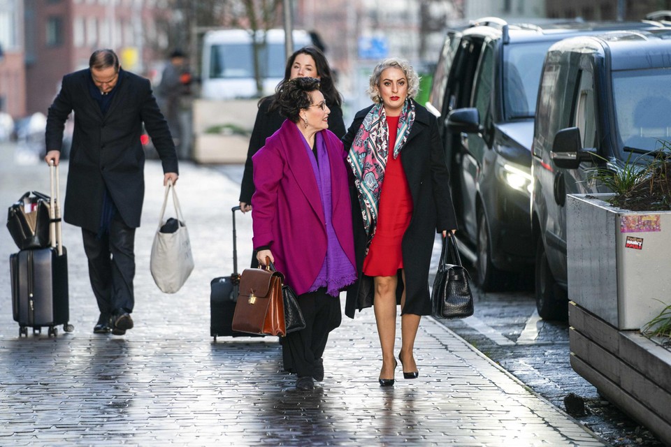 Nilüfer Gündogan (rechts) arriveert met haar advocaten bij het hof in Amsterdam.