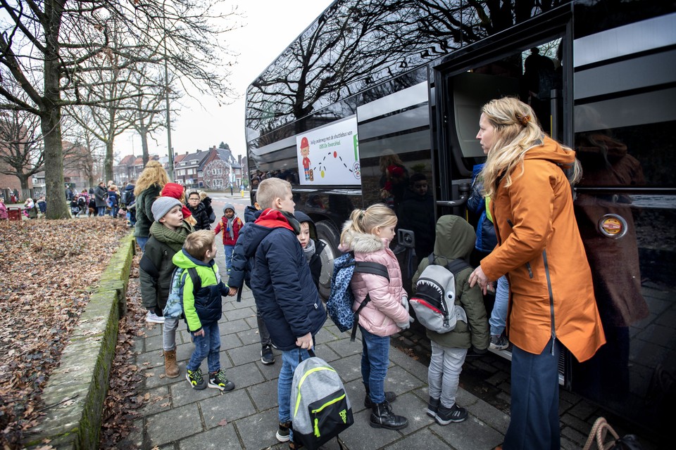 Samen met mascotte Juul (op de bus te zien) reizen dagelijks zo’n 180 leerlingen van De Tovercirkel naar het Bernardinuscollege.