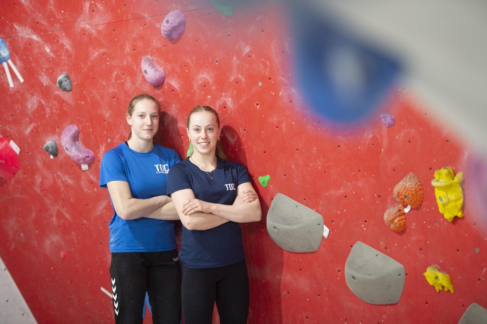 Bente (links) en Amber Schiffeleers behoren tot de Nederlandse top in boulder, een van de drie disciplines in het sportklimmen.