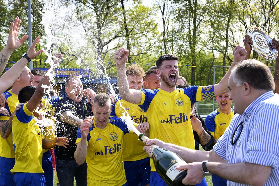 Een champagnedouche voor de spelers van Vaesrade na het behalen van de titel.