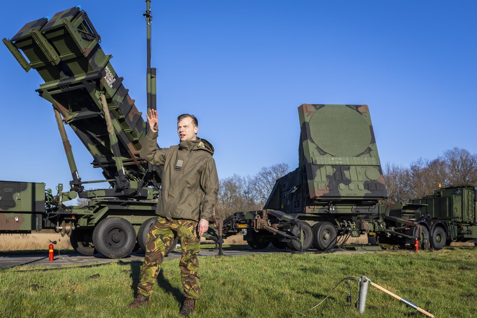 Een luitenant van de kazerne in Vredepeel gaf woensdag uitleg over het Patriot-systeem met (links) de ‘launcher’ of lanceerinrichting en (rechts) de bijbehorende radar.