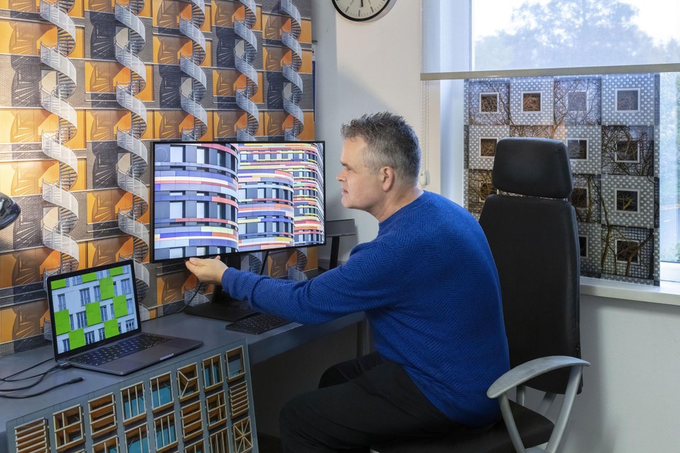 Paul Brouns aan het werk achter zijn computer. 