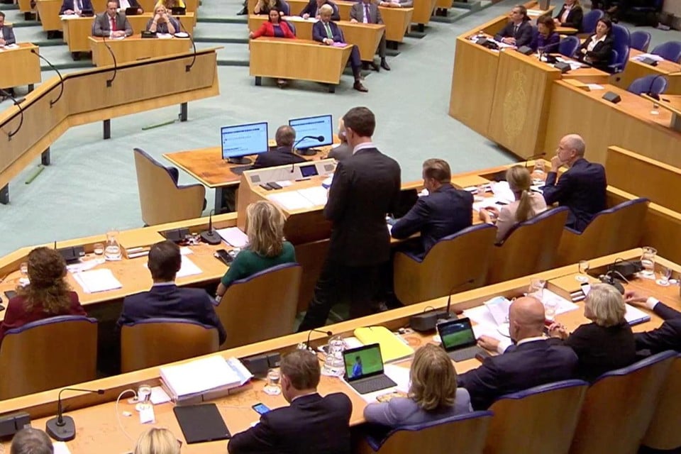 Ministers Cora van Nieuwenhuizen en Ferd Grapperhaus kijken in Vak K naar een wedstrijd van Feyenoord.