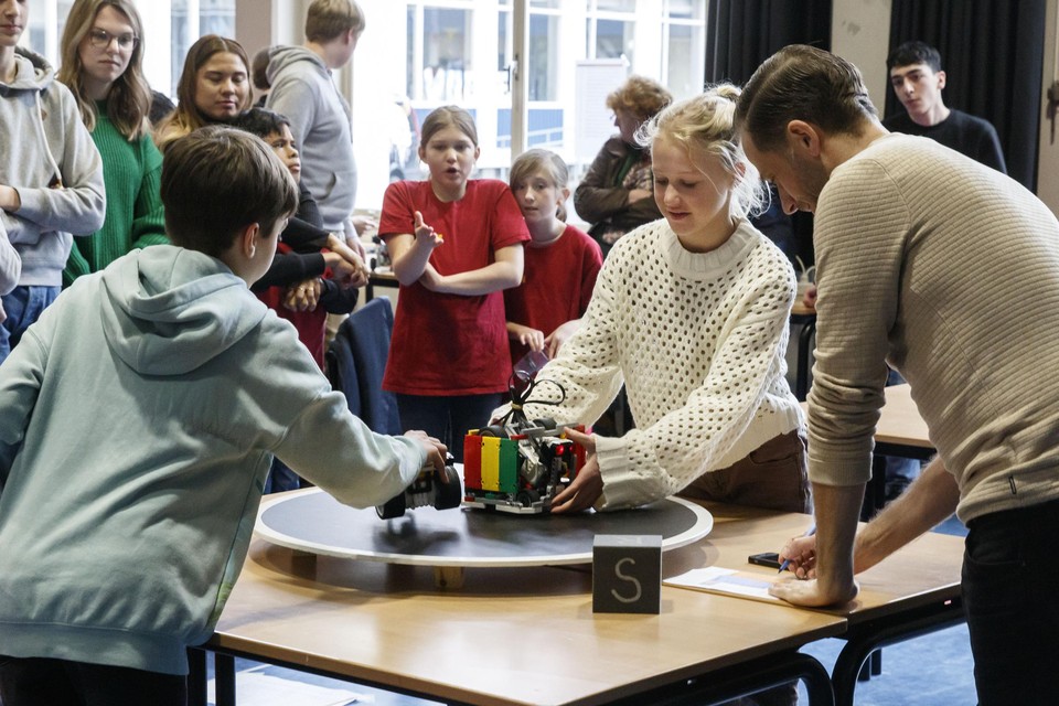 Scholieren in Roermond strijden tegen elkaar in de LEGO Sumo Robot Challenge.