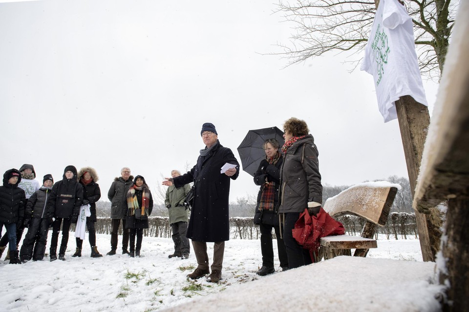 Walter Uitterhoeve (in het midden) spreekt als één van de organisatoren van de protestmars de aanwezigen toe.
