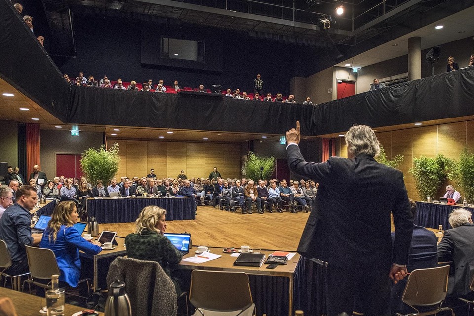 De gemeenteraad van Venlo debatteerde in 2018 onder grote publieke belangstelling over het plaatsen van windmolens in Blerick. 