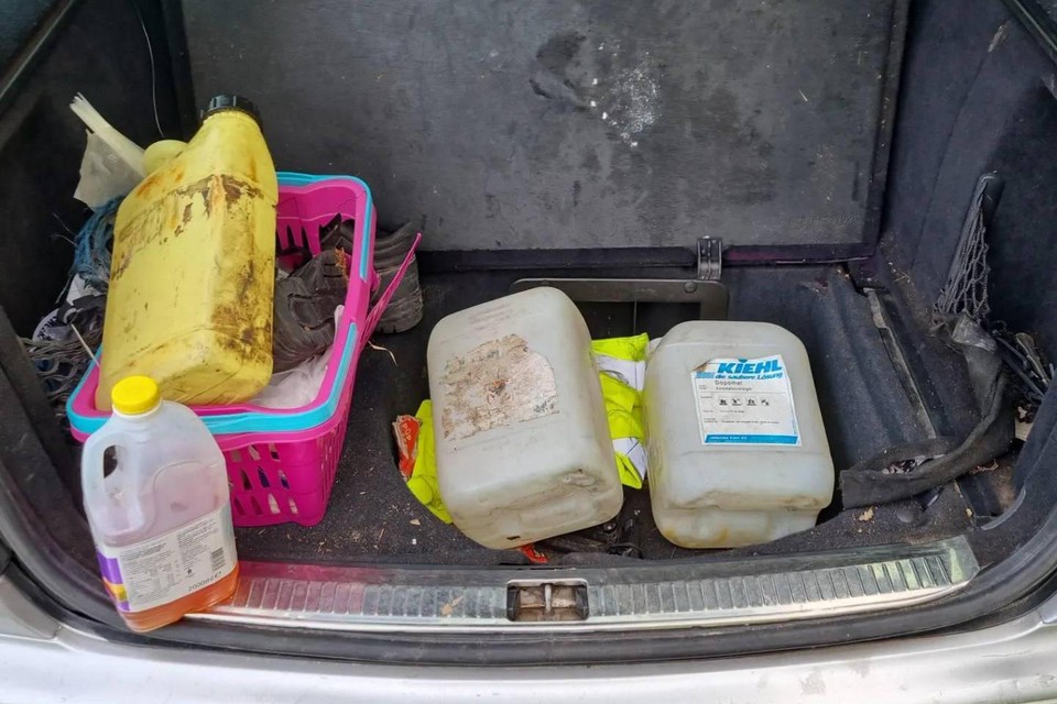 In de kofferbak van de auto troffen agenten meerdere jerrycans aan, sommigen gevuld met gestolen rode diesel. 