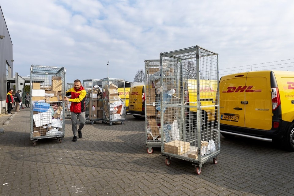 Het coronavirus heeft geleid tot bergen werk voor pakketbezorgers, zoals hier bij DHL in Sittard. 