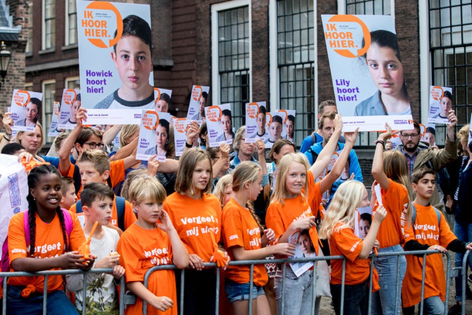 Kinderen demonstreerden vorig jaar augustus op het Binnenhof tegen de uitzetting van hun twee Armeense klasgenoten Lili en Howick. 