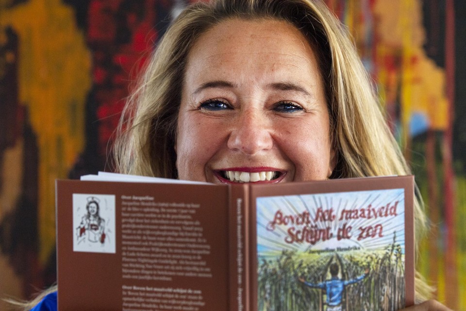 Wijkverpleegkundige Jacqueline Hendriks met haar boek. 