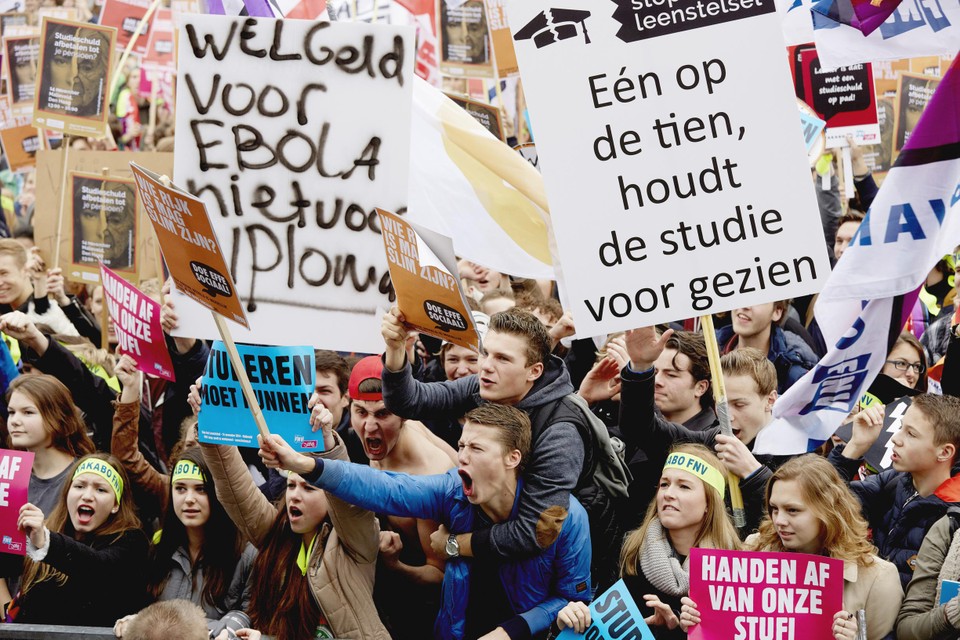 Jongeren protesteren tegen het nieuwe leenstelsel voor hun studiefinanciering. 