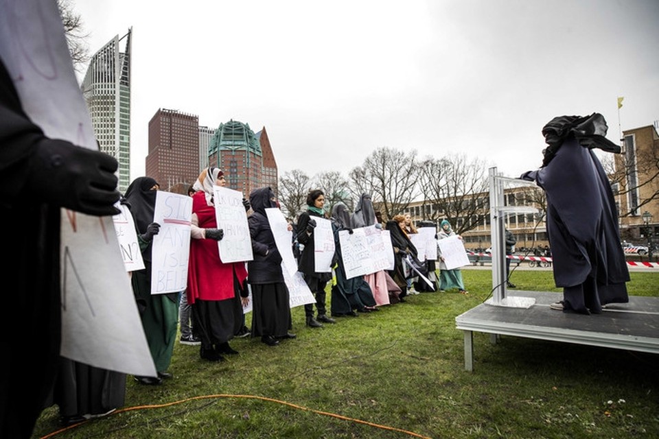 Betogers met gezichtsbedekkende kleding tijdens hun protest op de Haagse Koekamp tegen het niqabverbod. 