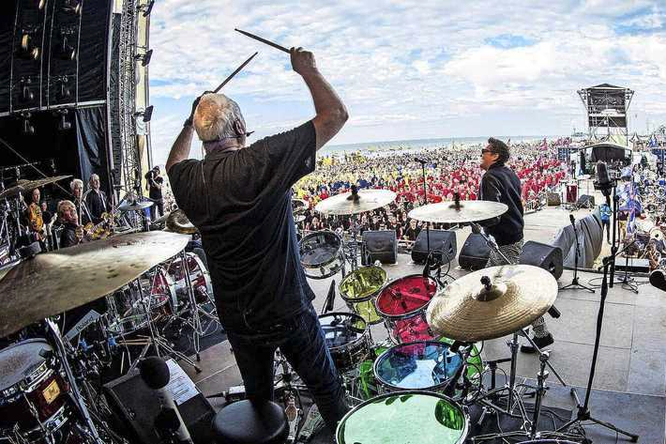 September 2018. Cesar Zuiderwijk speelt met 2000 percussionisten op het strand van Scheveningen. Golden Earring speelt daar met de Belgische rockband Triggerfinger Radar Love.