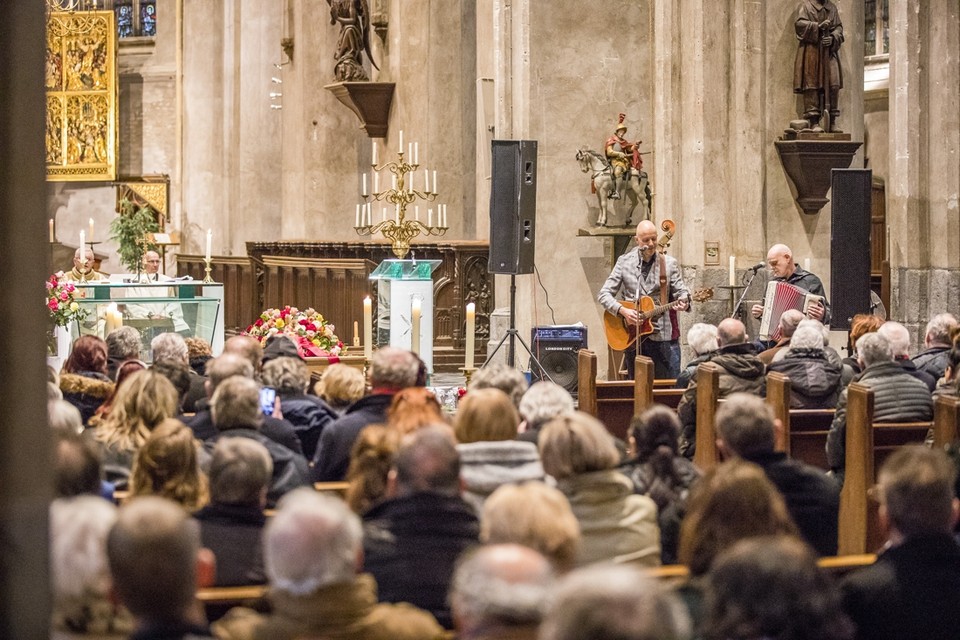 De band Minsekinder (foto) en Lottie Boermans en Wim Naus verzorgden de muziek tijdens de afscheidsdienst voor Sjraar Peetjens in de Sint-Martinuskerk in Venlo. 