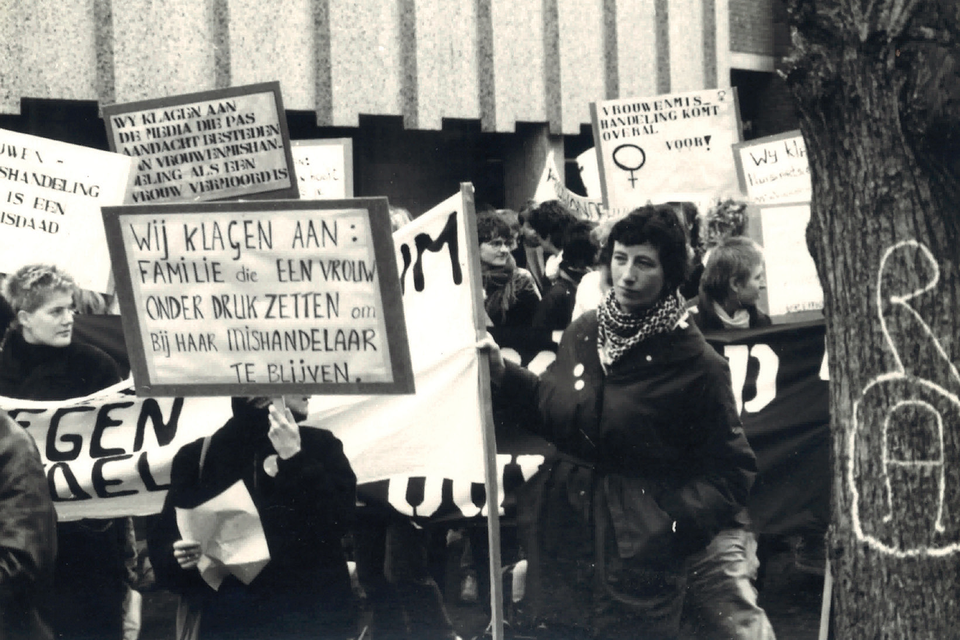 Protest tegen mishandeling van vrouwen op het Munsterplein in Roermond in 1982. 