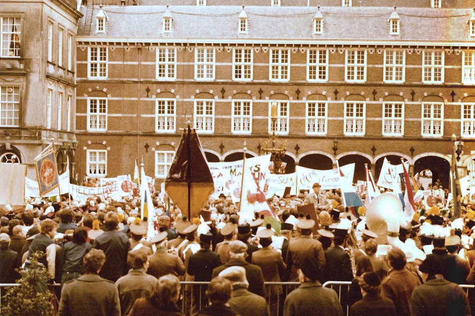 Honderden inwoners van Schaesberg, Nieuwenhagen en Ubach over Worms bij een protest op het Binnenhof in 1981. 