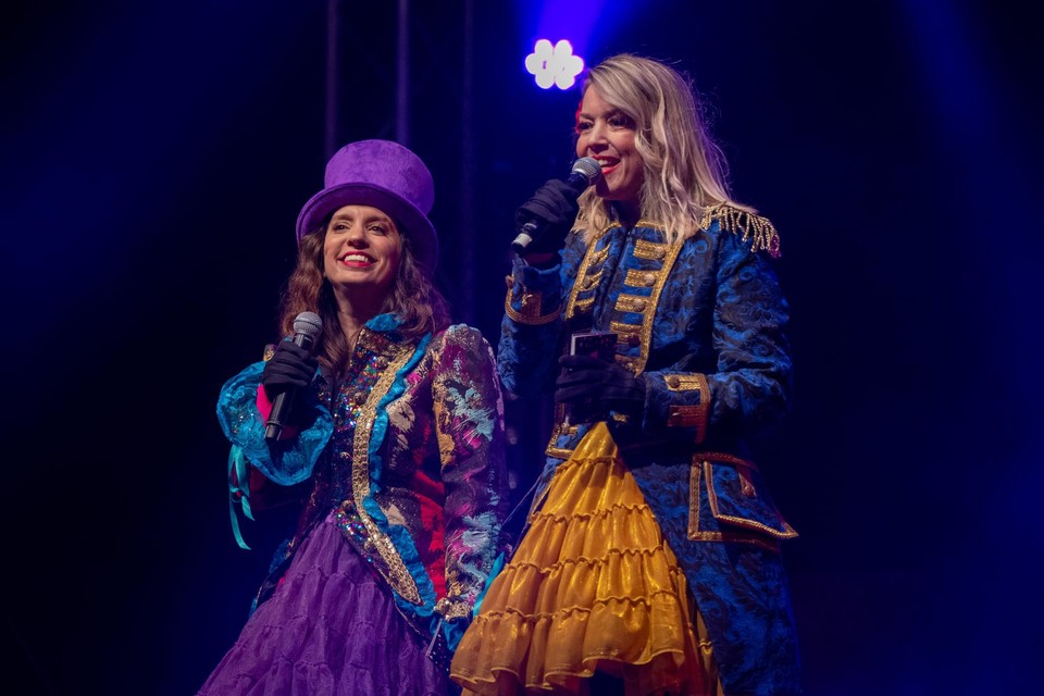 Natascha Rouette (links) en Inge Keltjens zijn de ceremoniemeesters van de Graote Vastelaovend Tour.