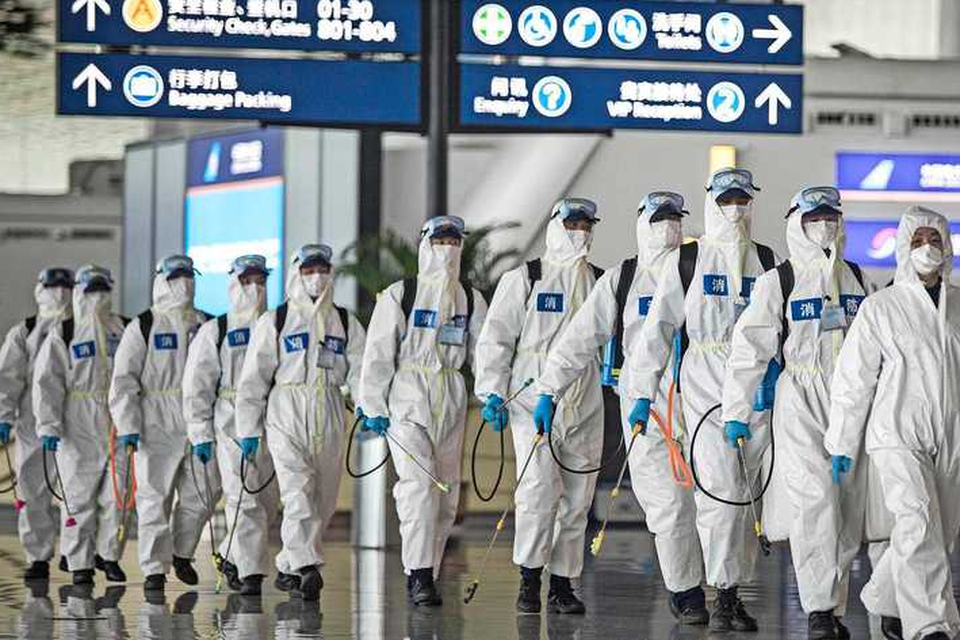 Wuhan Tianhe International Airport, 3 april 2020. Het desinfectie-team.
